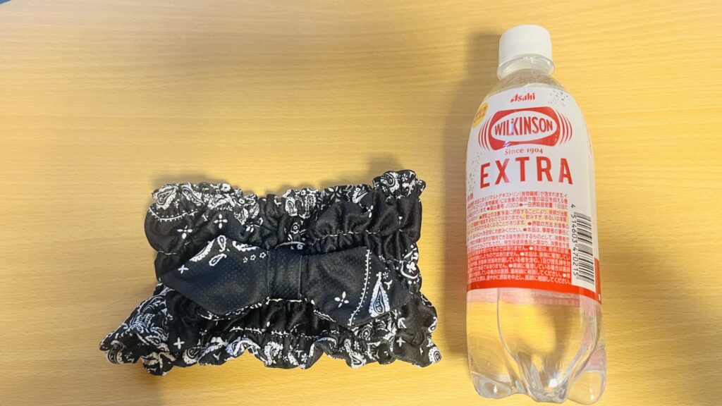 ペットボトルとネッククーラーのサイズ比較